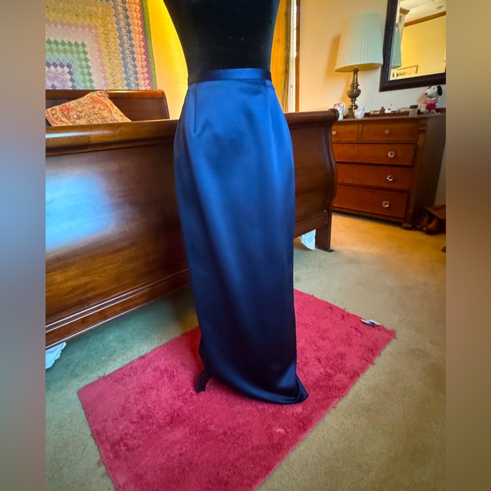 ZOLA EVENING Satin skirt.  Size 6 Made in USA